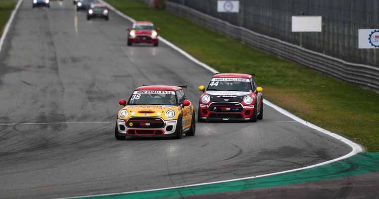 Alessio Alcidi, Gabriele Giorgi, Daniele Pasquali e Filippo Bencivenni a caccia del risultato nel Mini Challenge a Misano Alessio Alcidi, Gabriele Giorgi, Daniele Pasquali e Filippo Bencivenni a caccia del risultato nel Mini Challenge a Misano