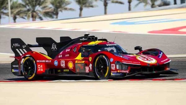 Ferrari 499P in azione durante la 8 Ore del Bahrain