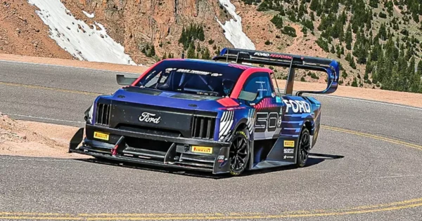 Auto elettrica impegnata in una cronoscalata