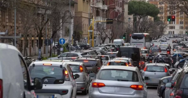 Parco auto italiano sempre più anziano tra crisi e caro carburante