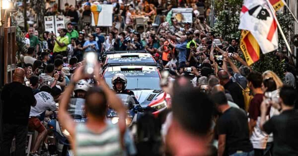 Il pubblico alla passerella del Rally Italia Sardegna ad Alghero nel 2024