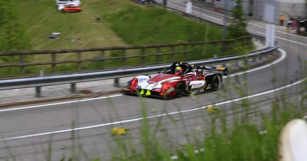 Auto da corsa in gara nel Campionato Italiano Velocità in Salita 2026