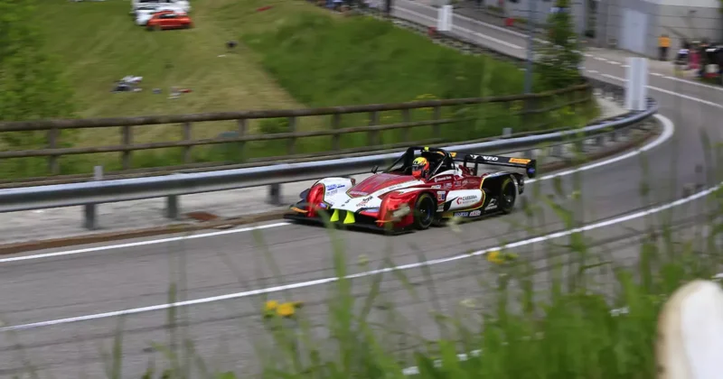 Auto da corsa in gara nel Campionato Italiano Velocità in Salita 2026