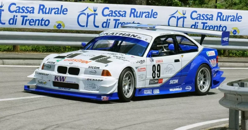 Georg Plasa in gara con la BMW 320 V8 Judd