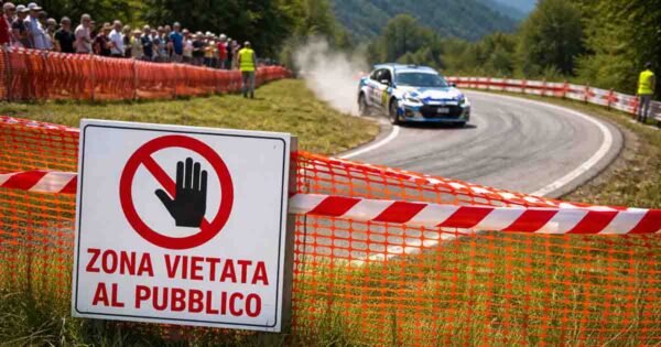 Sicurezza gare su strada con pubblico vicino al tracciato di una prova speciale